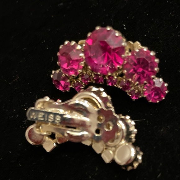 Vintage Weiss jewelry clip on earrings. Beautiful Classic collection get yours! - Picture 5 of 6